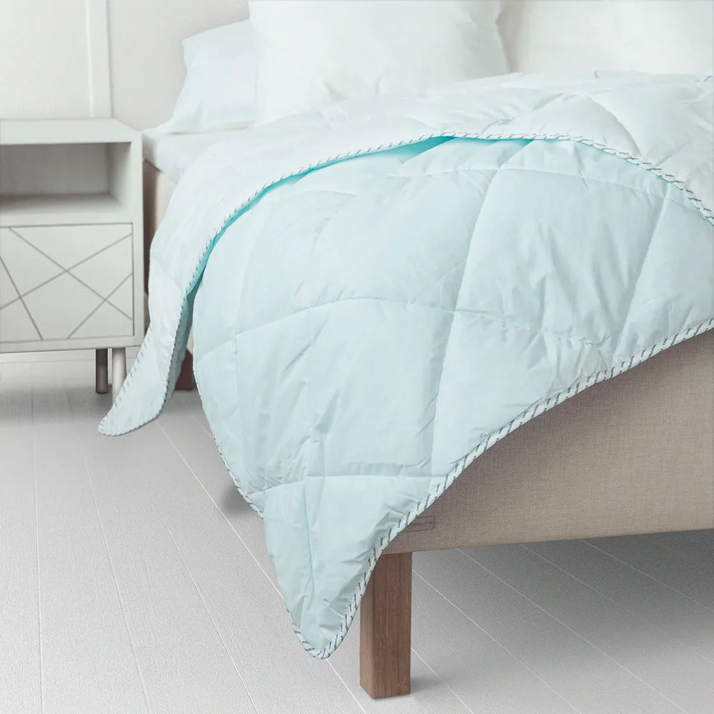 Blue Unikulma Steadybody blanket on beige Unikulma bed