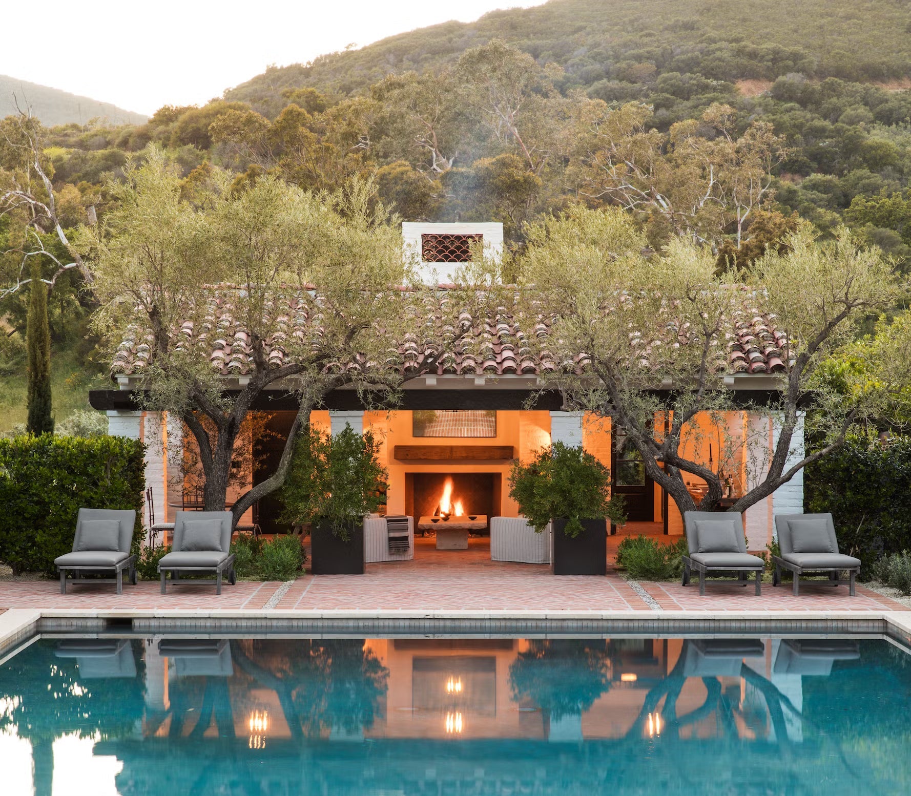 The Fireplace Reimagined: Why Modern Homeowners Are Rediscovering the Power of Indoor Fire